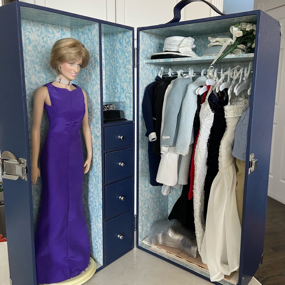 Franklin Mint Princess Diana doll and 14 outfit with accessories and trunk
